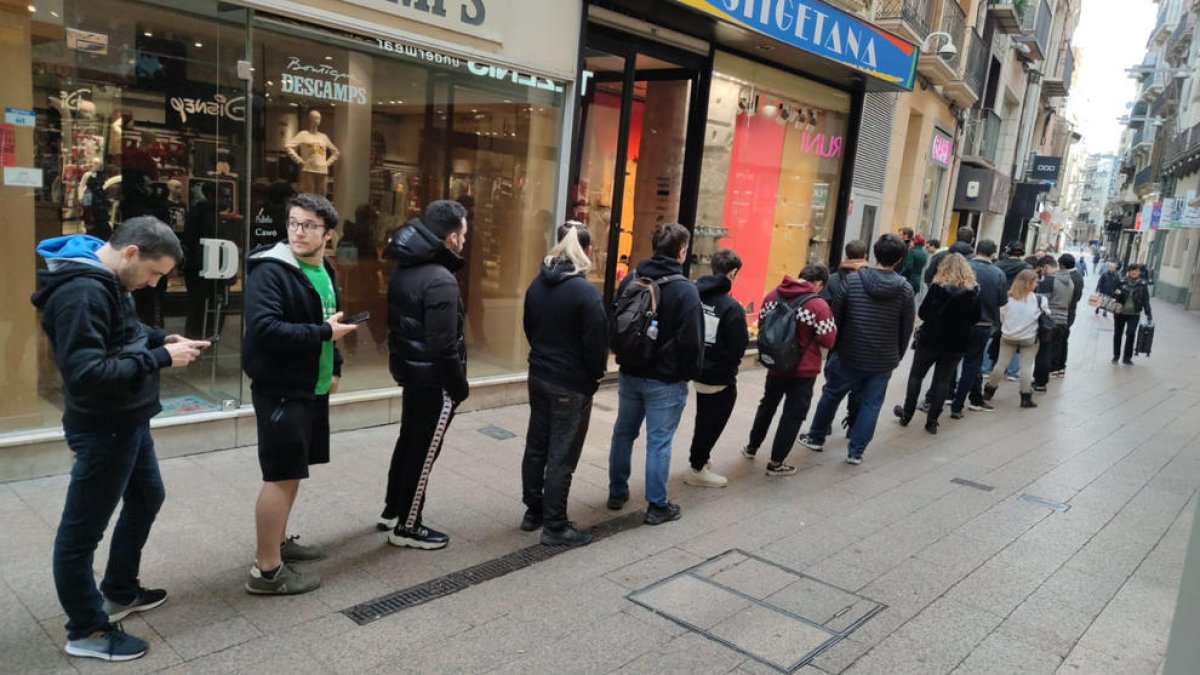 Colas por un videojuego. El lanzamiento ayer de un nuevo videojuego para consola causó largas colas a primera hora de la mañana en la tienda Game en el Eix Comercial.
