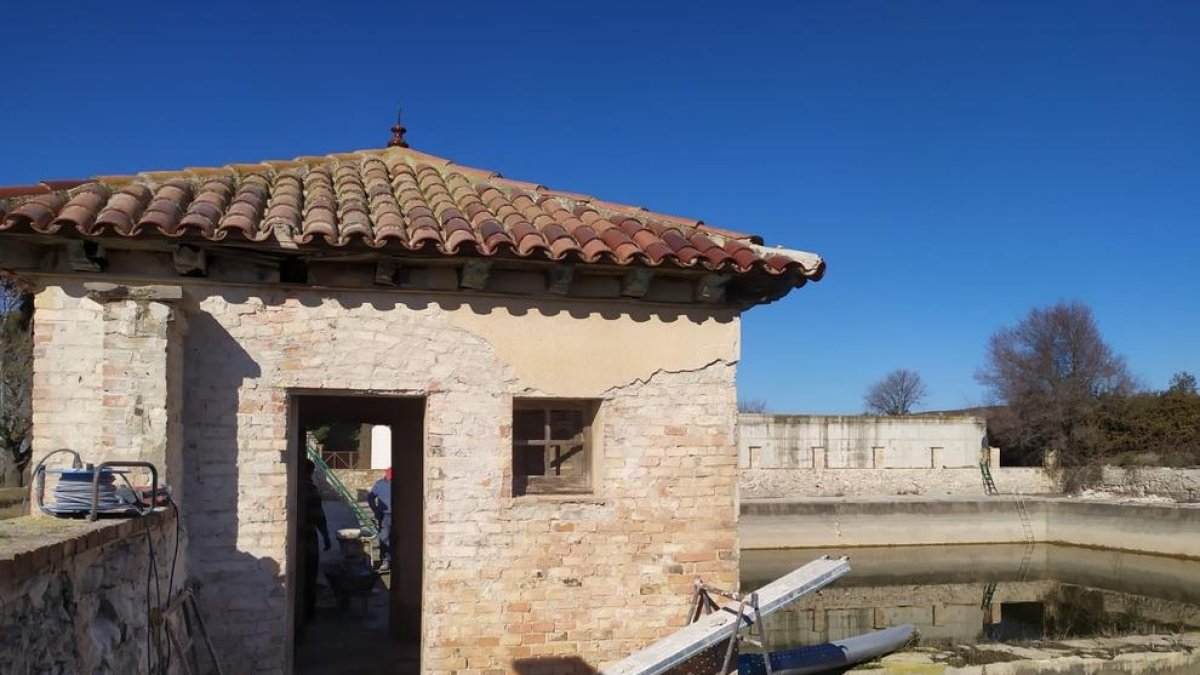 El mur perimetral estava molt fet malbé pel pas dels anys.