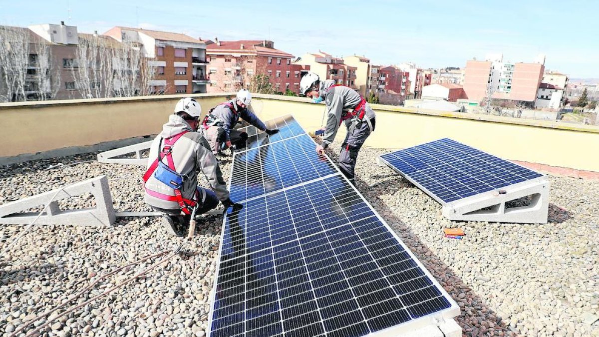 Operaris instal·lant plaques fotovoltaiques la setmana passada.
