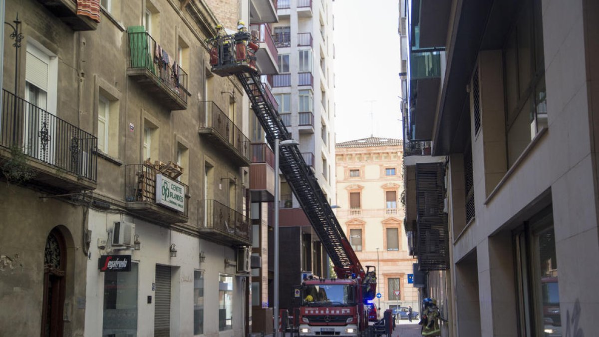 Revisen una façana del carrer Comerç al caure runa