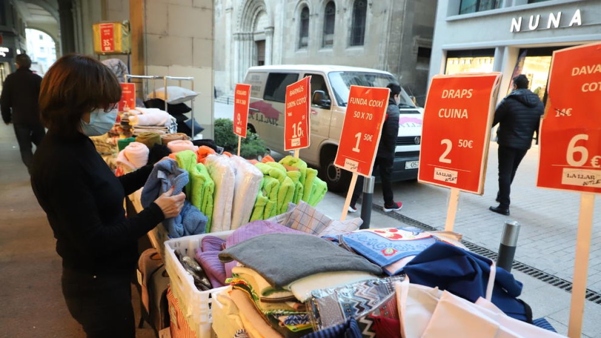 Una de les parades del Mercat de les Rebaixes de l’Eix.