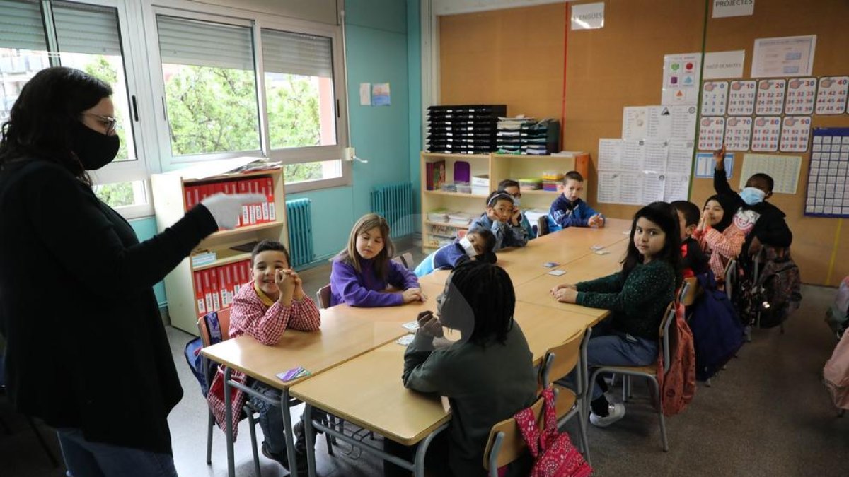 Alumnos sin mascarilla este martes en la escuela Camps Elisis de Lleida.