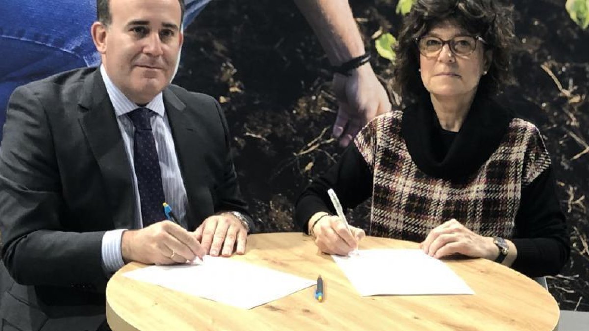 A la firma del acuerdo han asistido el director de AgroBank, Sergio Gutiérrez; el director de la Cátedra AgroBank, Antonio Ramos, y la vicerrectora de Investigación y Transferencia de la Universitat de Lleida, Olga Martín.