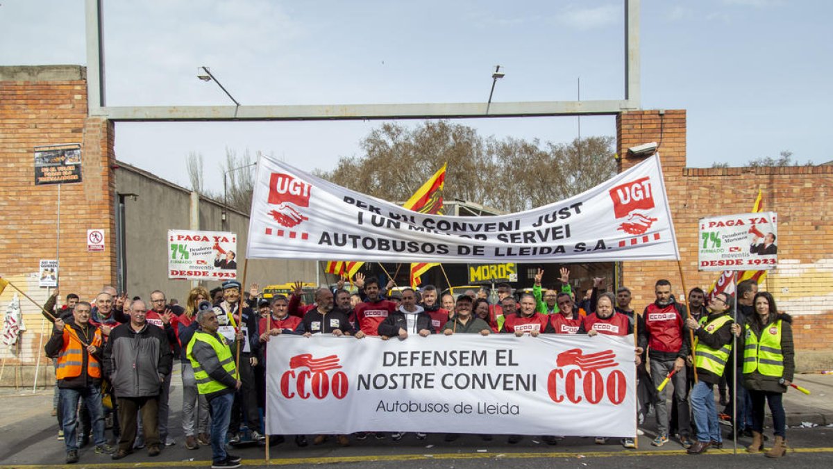 Imagen de un piquete ante las cocheras de los autobuses en la jornada de huelga del pasado día 25.