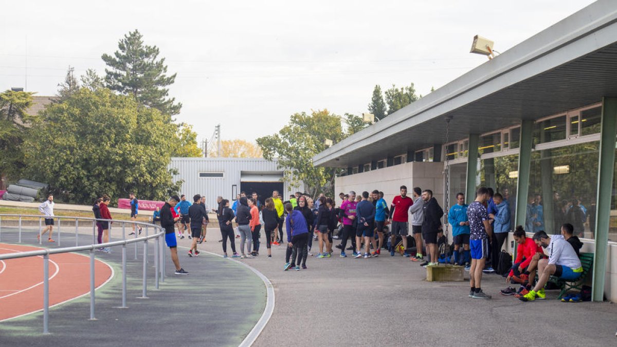 Los aspirantes preparándose antes de hacer las pruebas físicas.