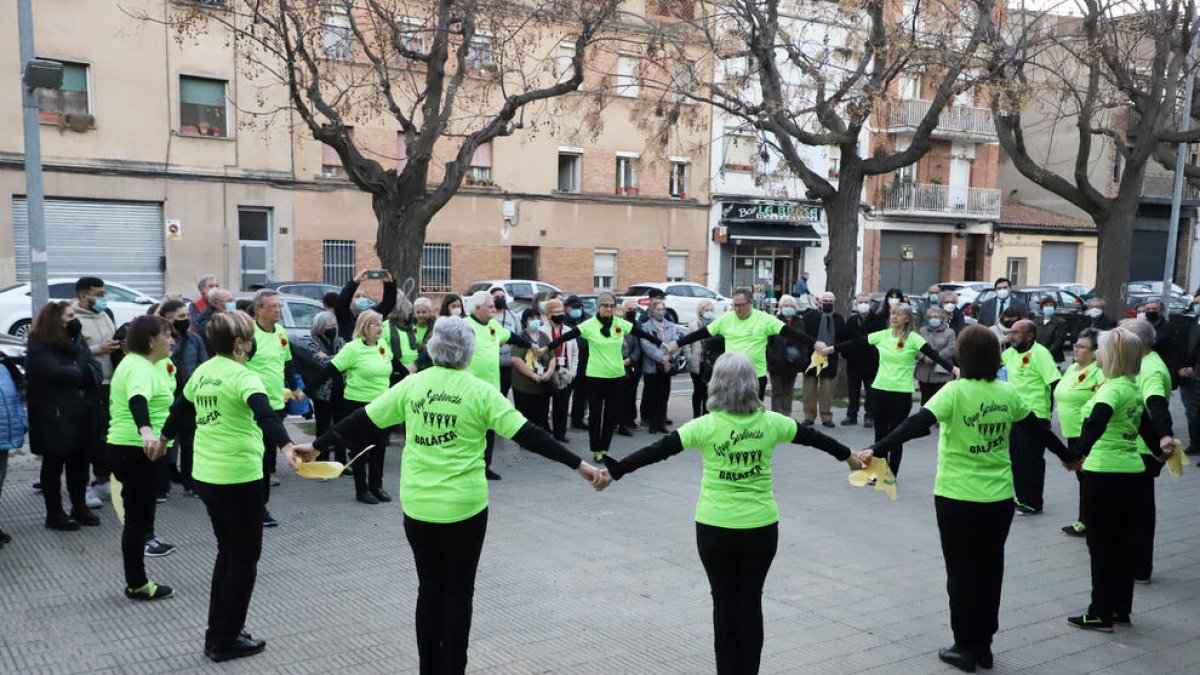 Miembros de la entidad bailaron sardanas en el inicio del acto ante el centro cívico.