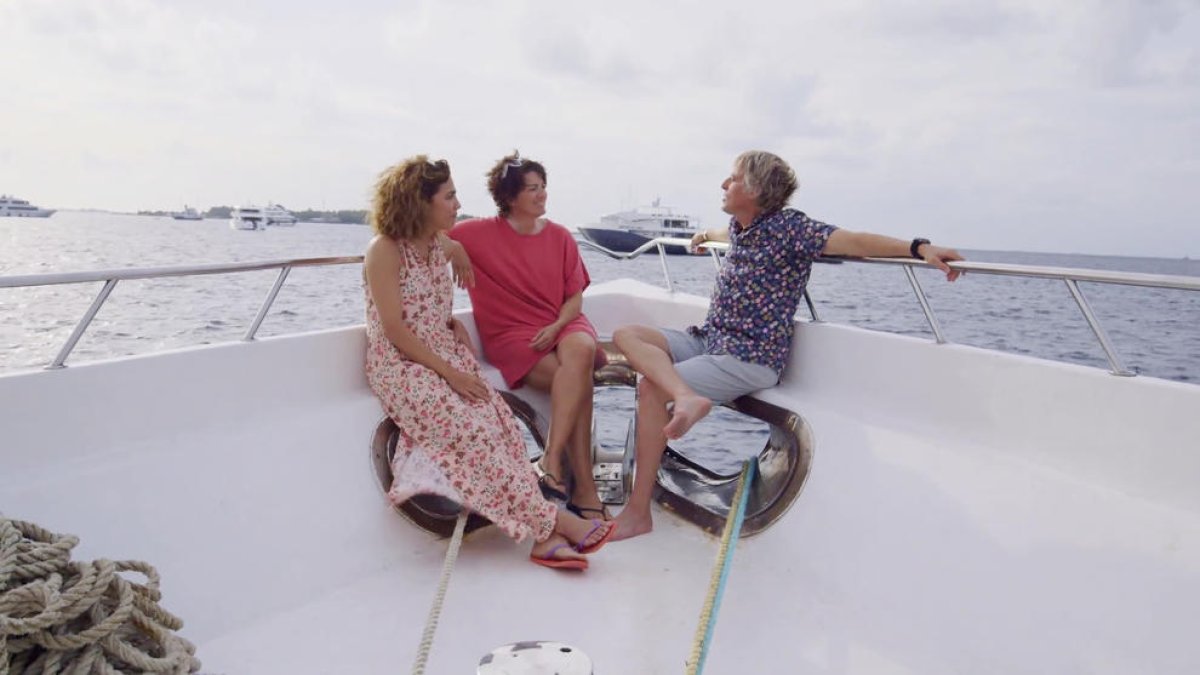Álvaro Calleja a bordo de un barco con Toni Acosta y Sílvia Abril, en las Maldivas.