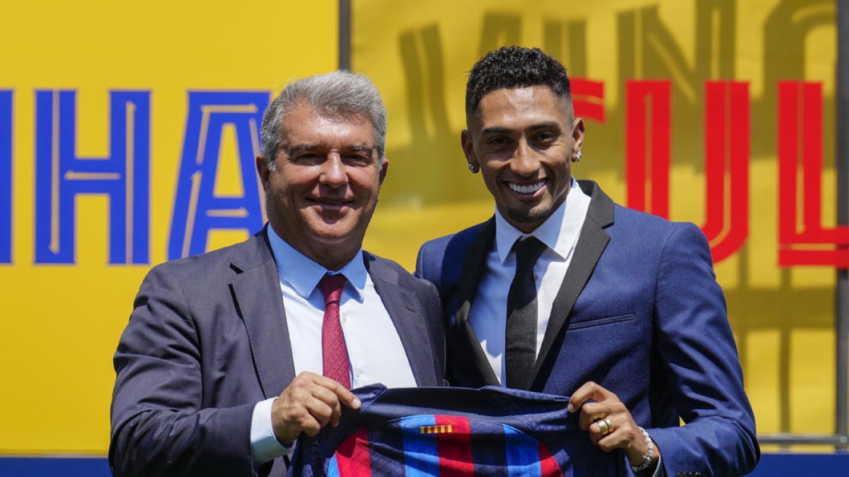 Joan Laporta i Raphinha, ahir durant la presentació del jugador.