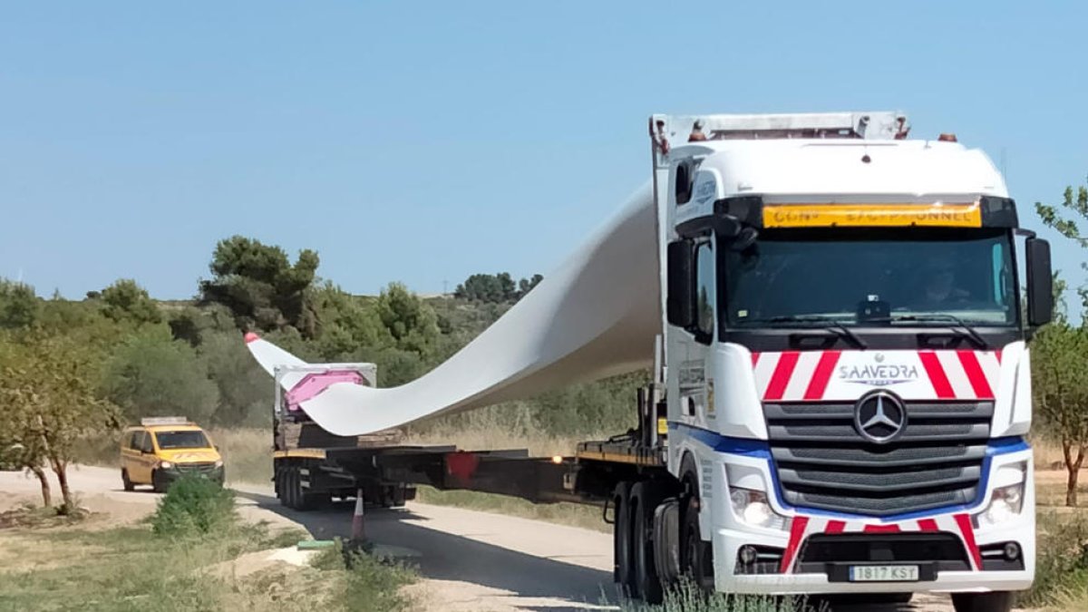 Imatge de les aspes que van arribar ahir per a un dels aerogeneradors del parc eòlic de Solans.