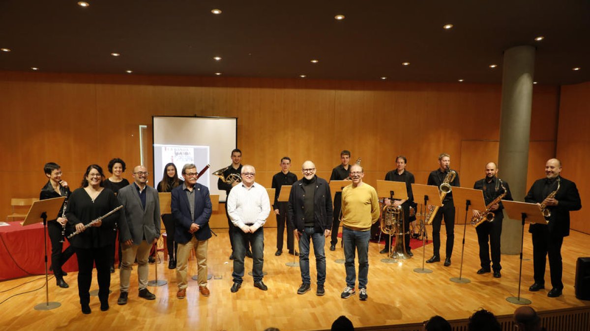 L’autor del llibre, ahir amb el regidor de Cultura, el director de la Banda i músics de la formació.