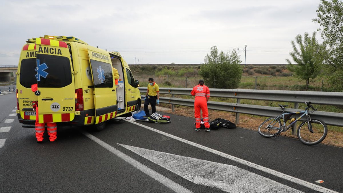 Los servicios de emergencias atendieron al ciclista tras el accidente entre Lleida y Albatàrrec.