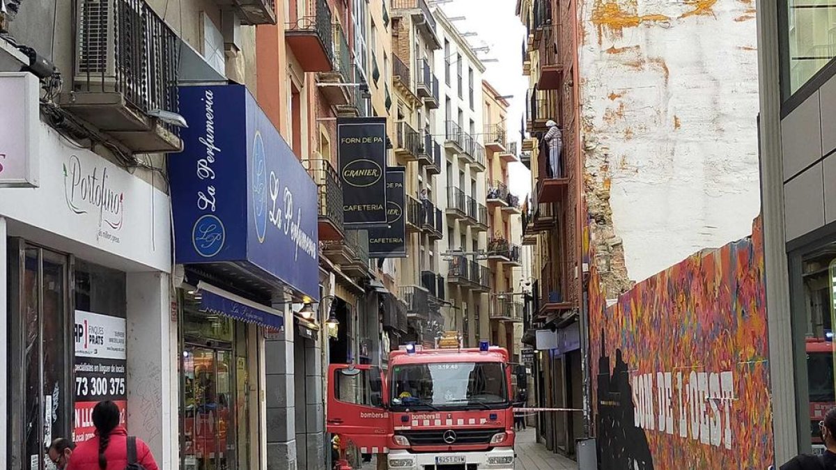 Els bombers treballen en un incendi al carrer Sant Antoni de Lleida