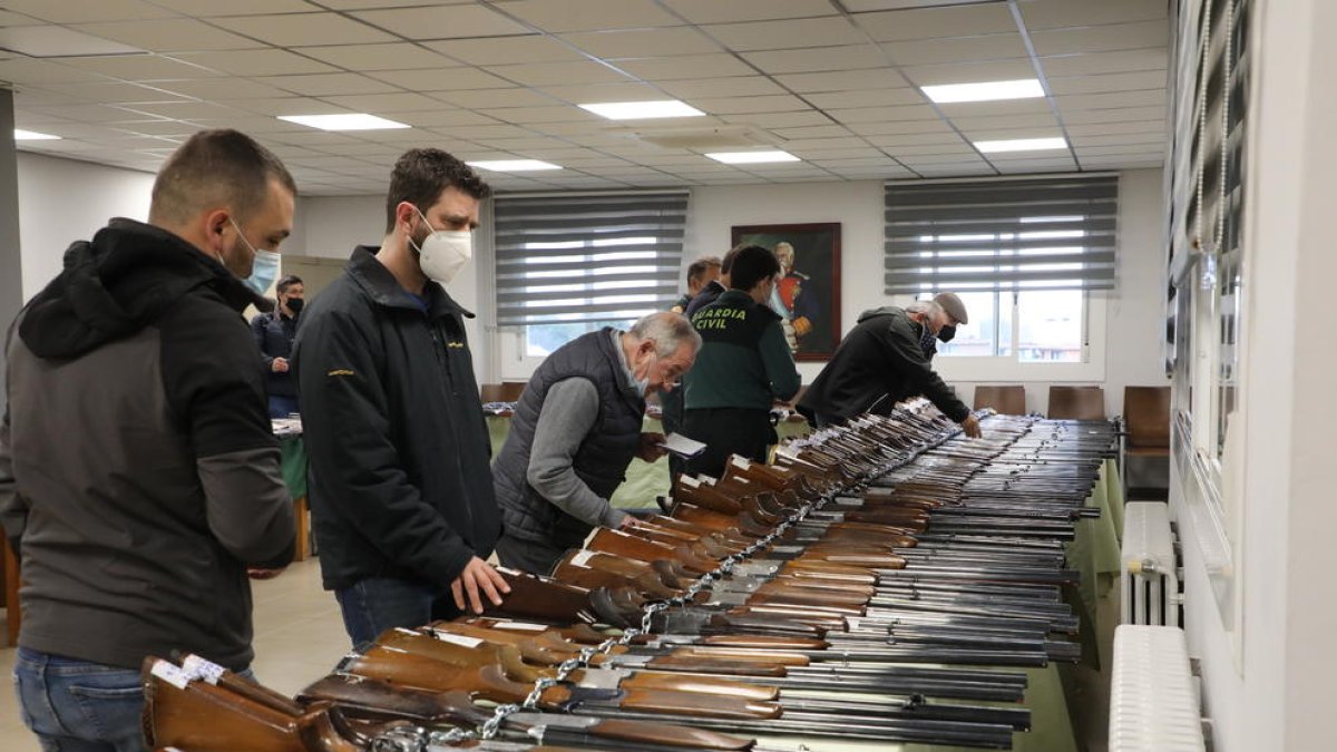 La Guardia Civil expone las armas que serán subastadas el próximo lunes.