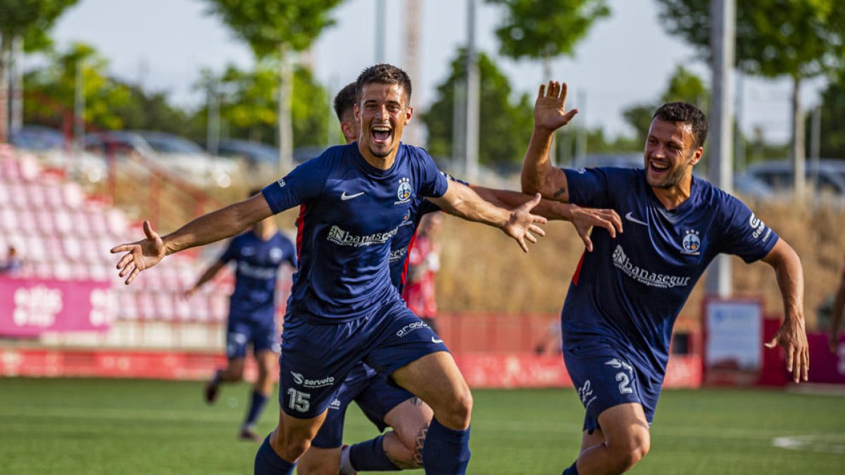 Masegosa celebrant un dels dos gols que va anotar contra el Viladecans.