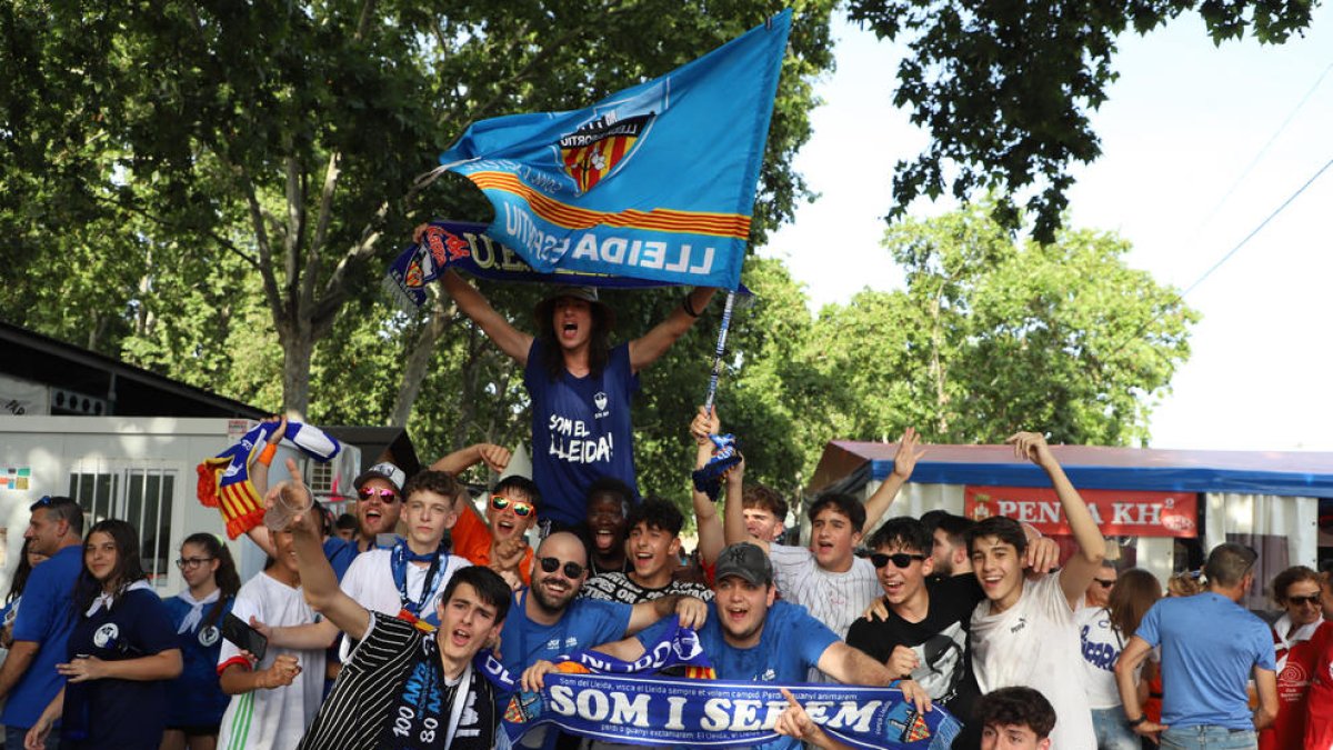 Antes del partido los aficionados ya animaban al equipo en el Aplec.