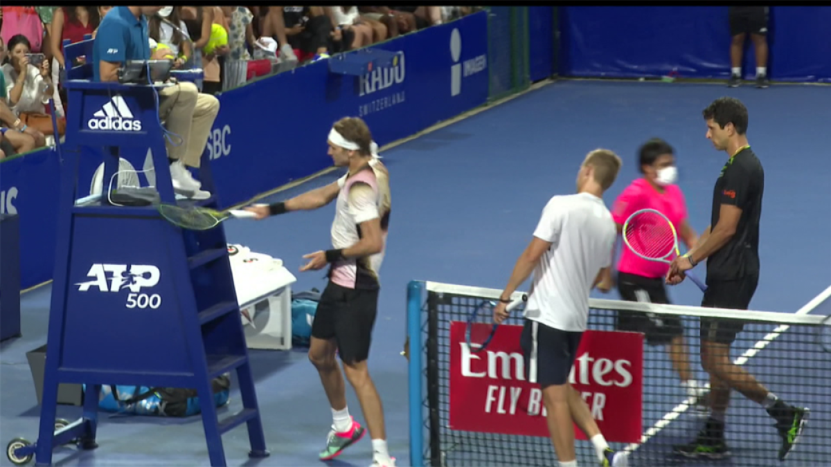 Momento en el que Zverev golpea la silla del juez árbitro.