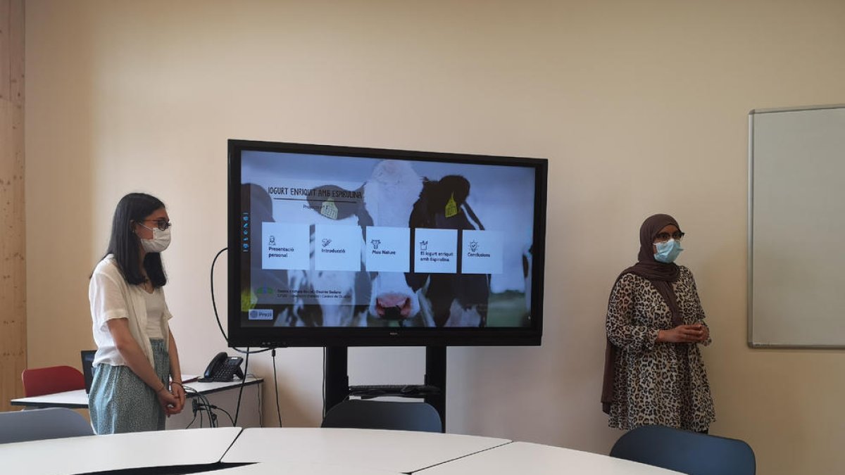 Las dos alumnas, exponiendo su trabajo.