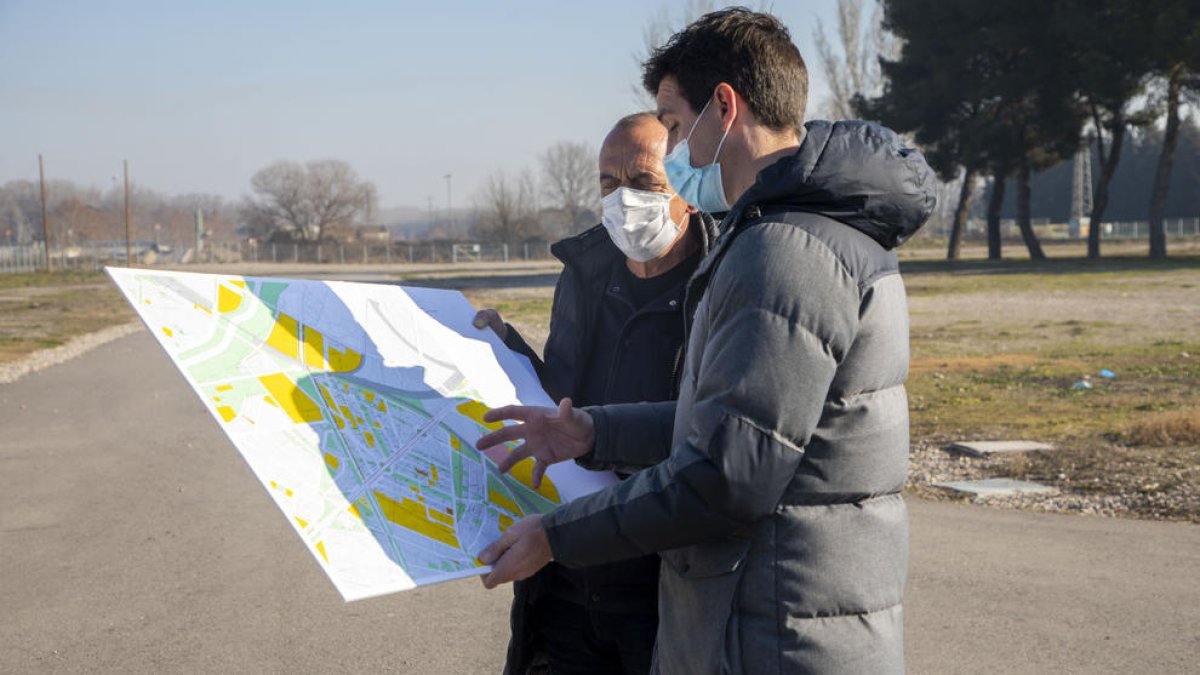 Pueyo y Postius miran el mapa de la zona de expansión.