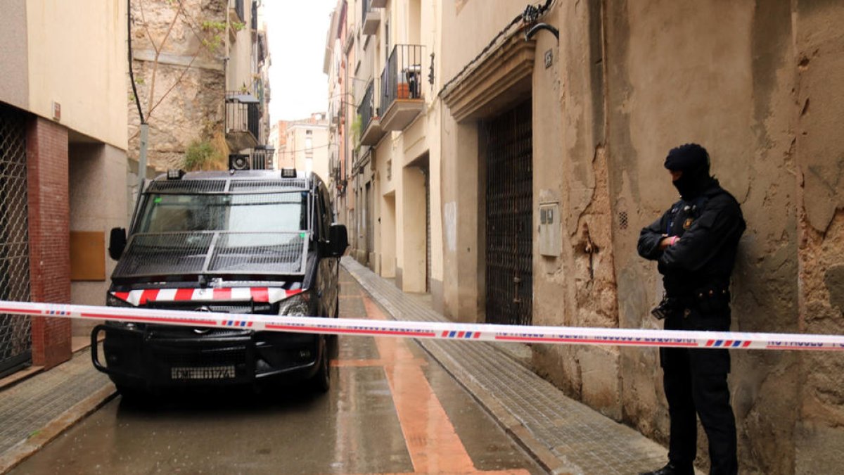 Imagen del operativo policial en la calle donde se encuentra el domicilio del detenido, en Igualada.