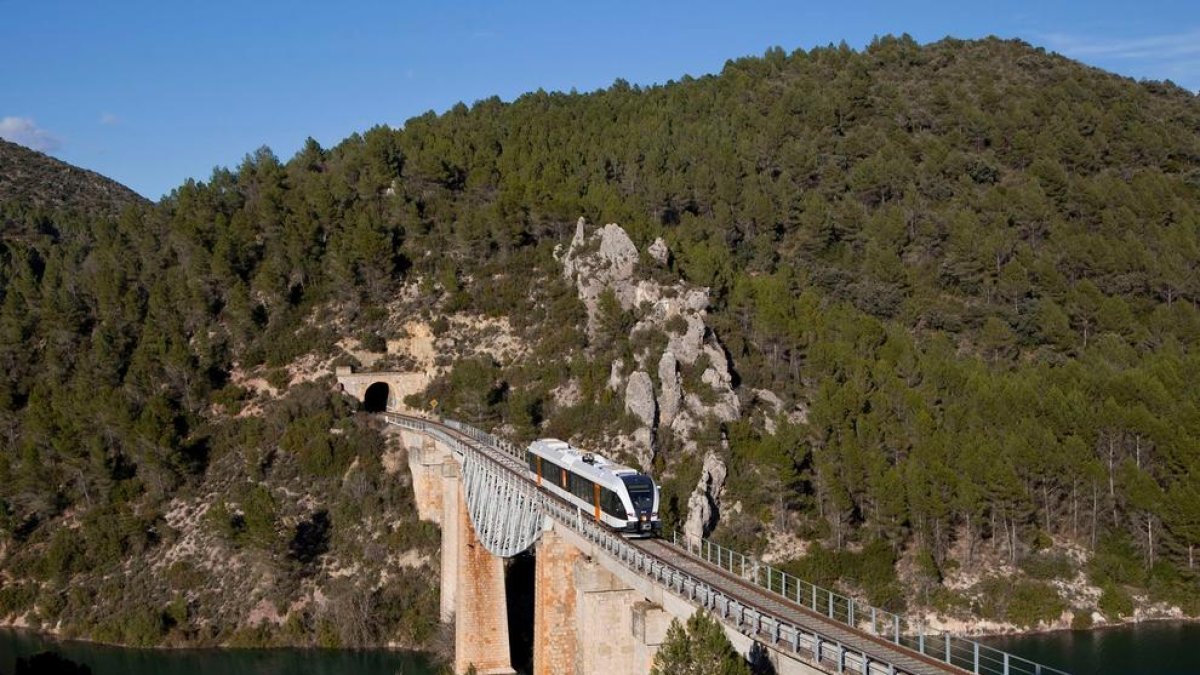 Imatge d’arxiu d’un dels trens de la línia de la Pobla travessant un pont.