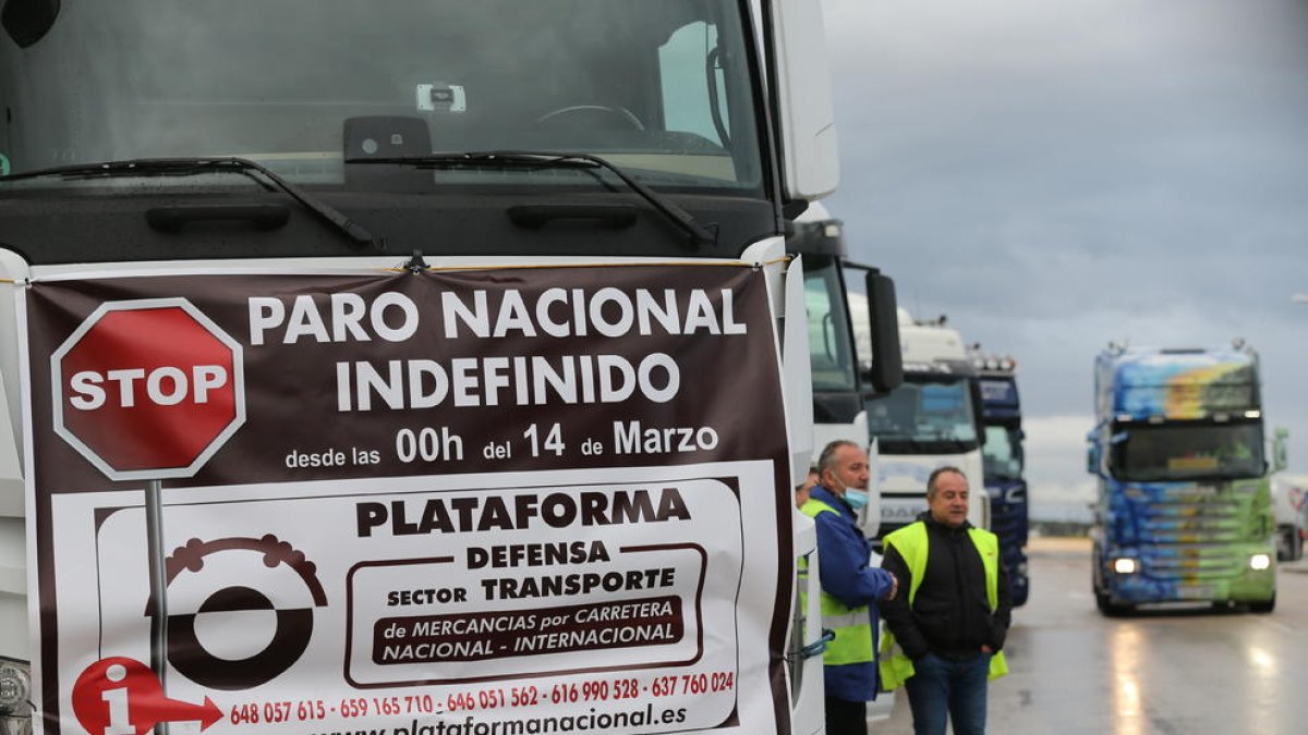 Transportistes a la seua arribada al Polígono Industrial Barral, el novè dia d'aturada nacional de transportistes, a San Fernando de Henares, Madrid.