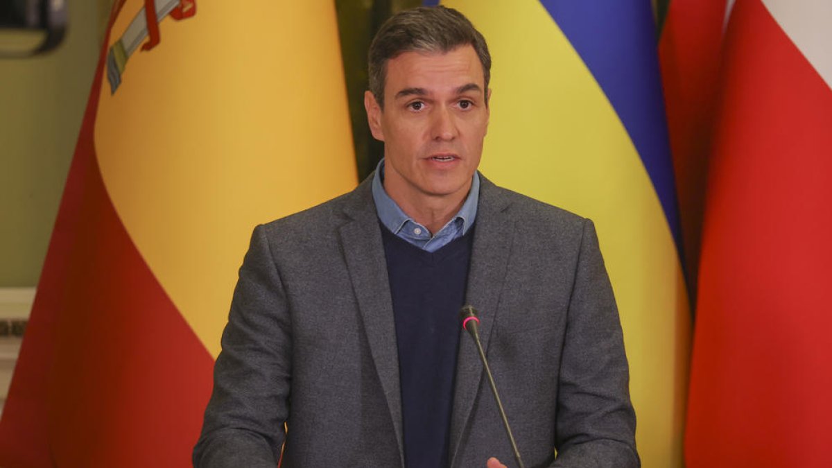 Sánchez anuncia el envío a Ucrania de más armamento con el buque