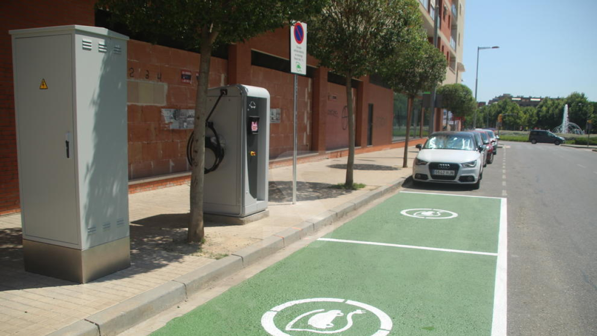 Puntos de recarga para coches eléctricos en el barrio de Balàfia de Lleida.