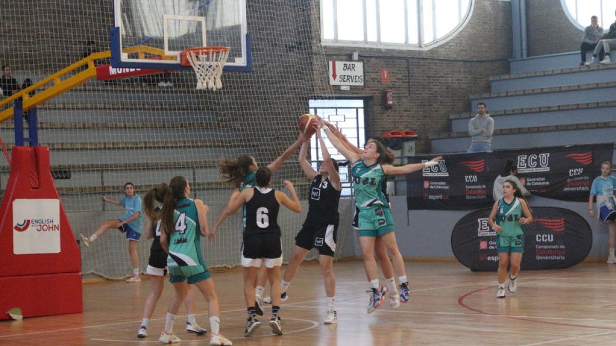 Una jugadora de la UdL, de azul, tapona a su rival de la UPF, ayer durante la competición en Balaguer.
