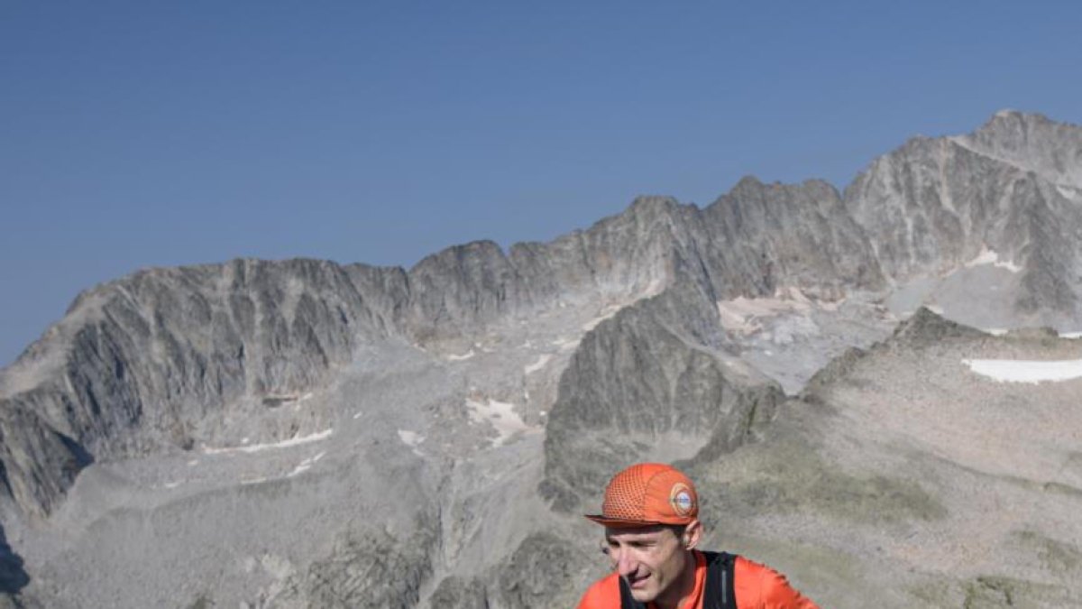 Un atleta recorre las montañas de la Val d’Aran durante el trail.