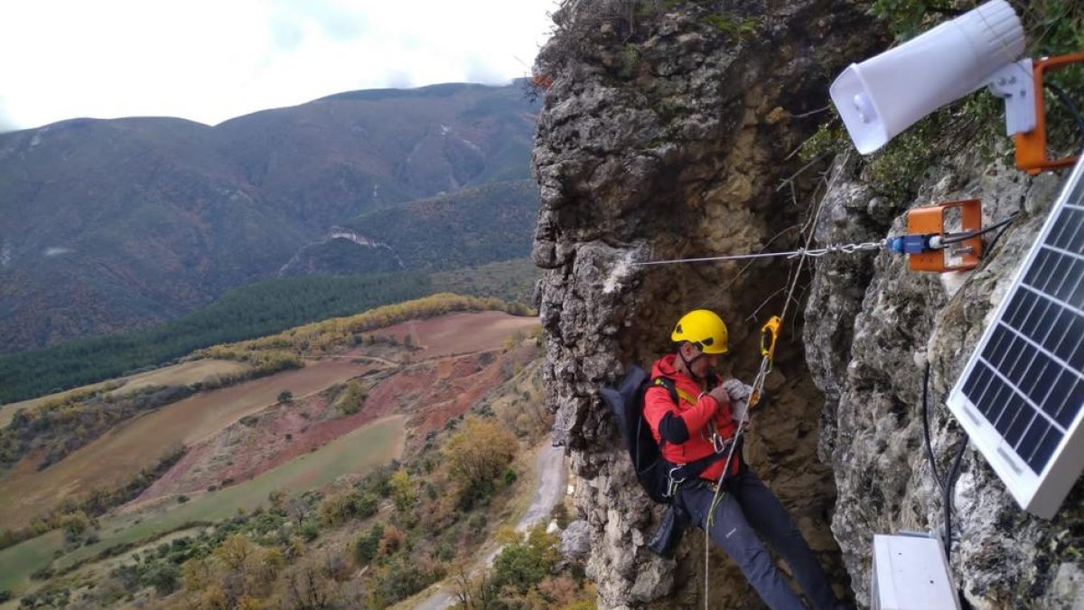 Una de les alarmes instal·lades en un bloc de roques inestable sobre la carretera de Sant Esteve de la Sarga, que dona accés a Mont-rebei.