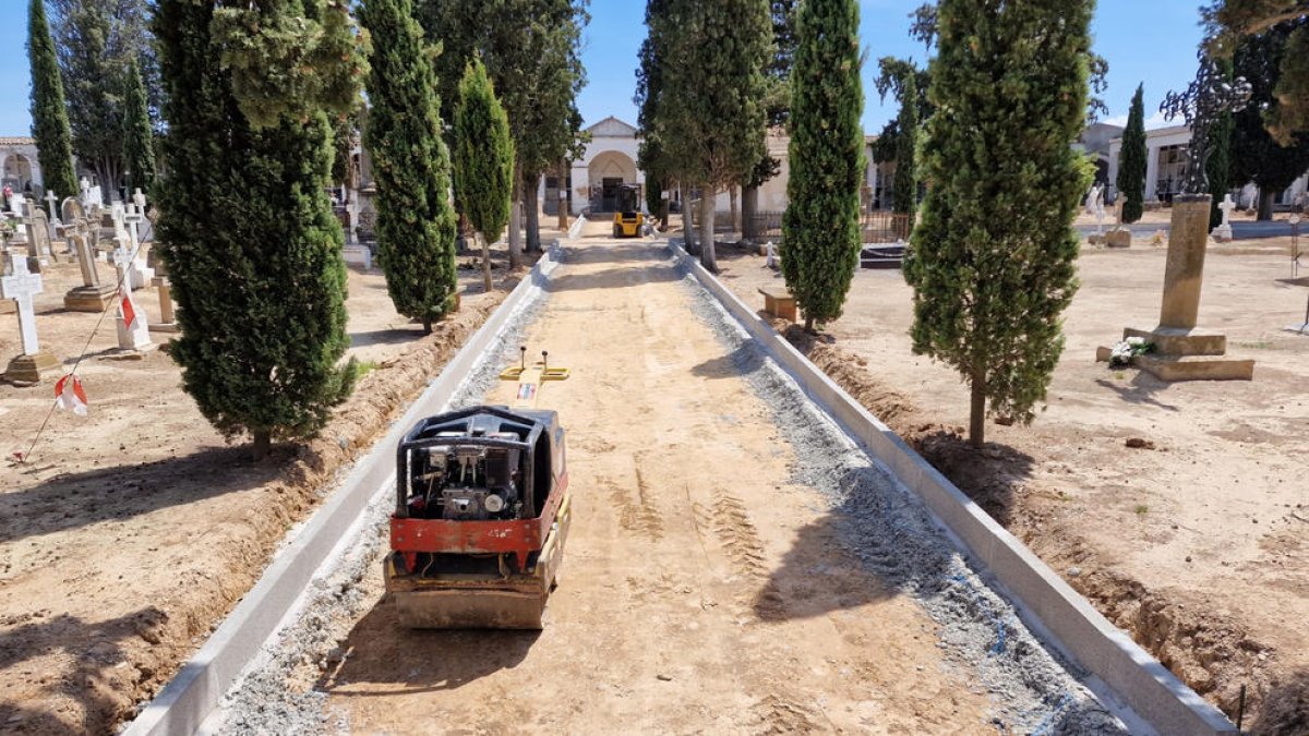 Els treballs de pavimentació pretenen facilitar l’accés a les persones amb mobilitat reduïda.