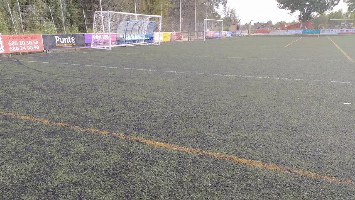 Una vista de l’estat de deteriorament en què es troba el camp del CF Pardinyes.