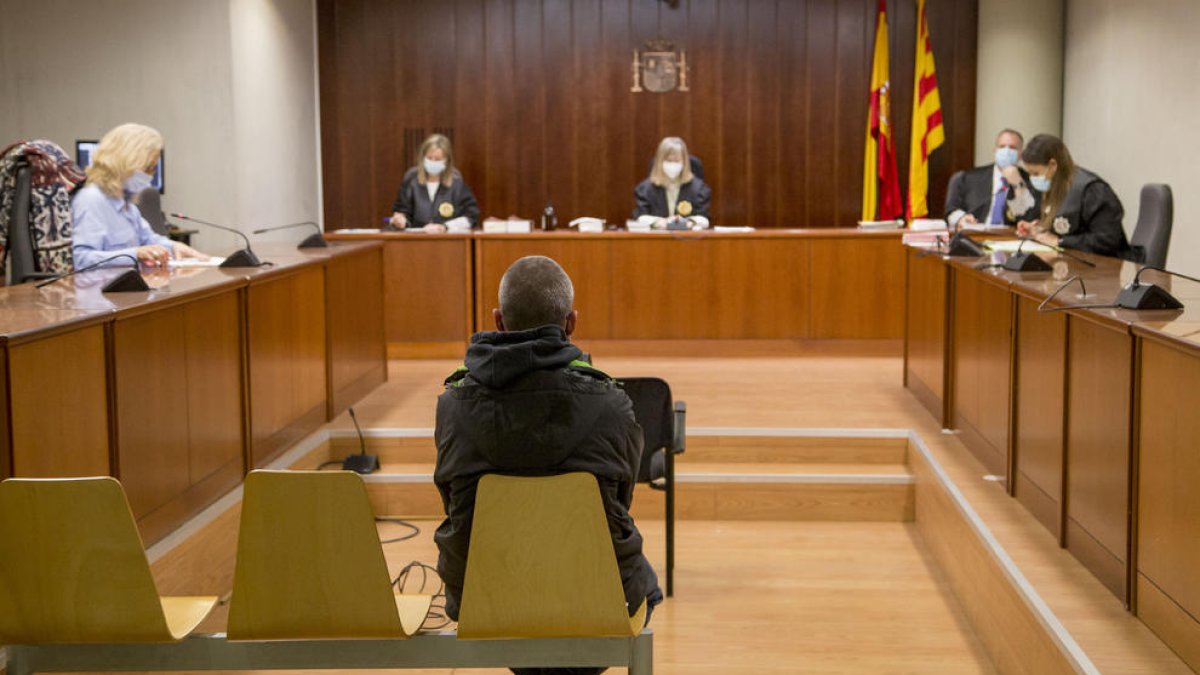 El condenado durante la vista ayer de conformidad en la Audiencia.