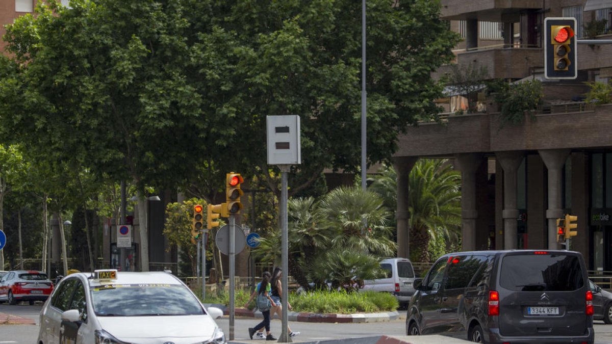Imagen del radar fijo instalado en el Passeig de Ronda a la altura del Carrefour.