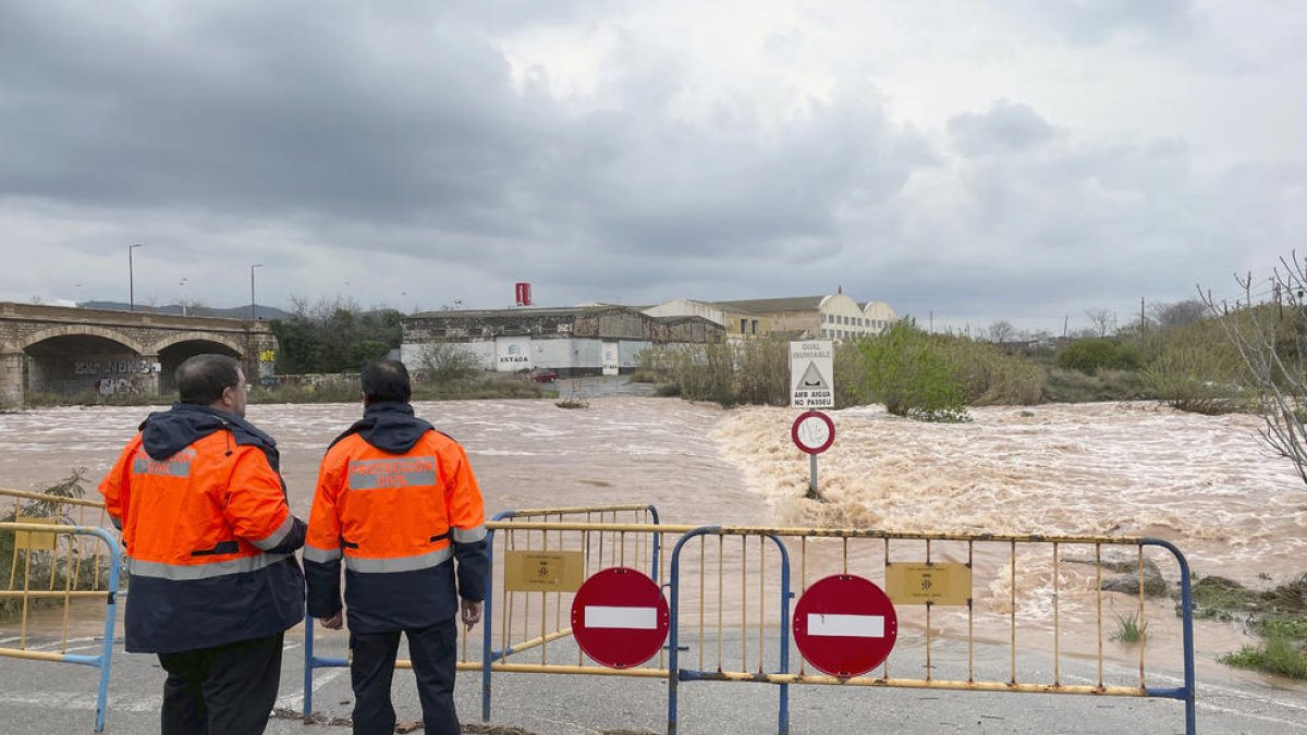 Una carretera cortada por el desbordamiento del río Palancia en Sagunto.