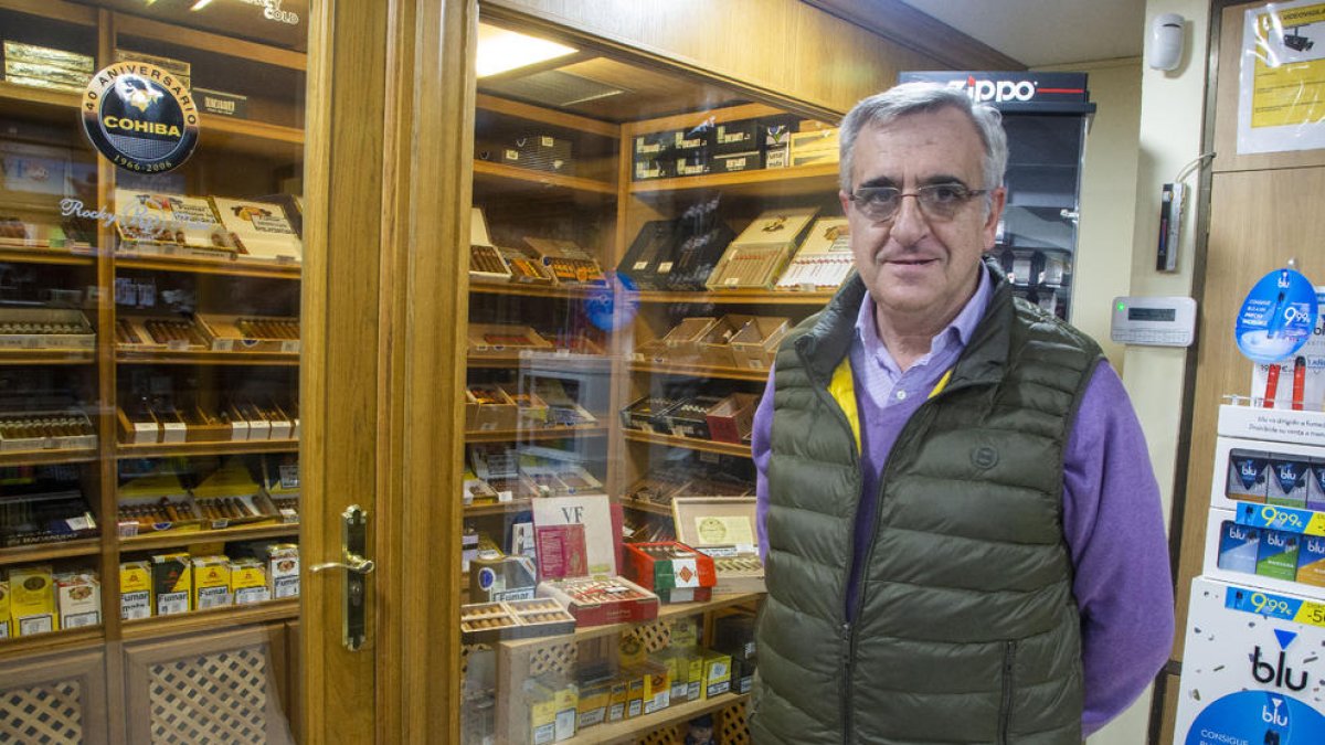 Eugeni Rodríguez, el president de la Unió Provincial d’Estanquers, al seu establiment a Tàrrega.