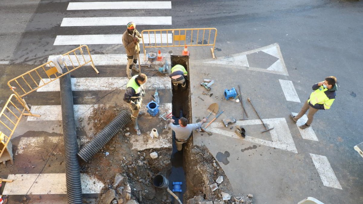 Operaris treballant dimecres per reparar l’avaria.