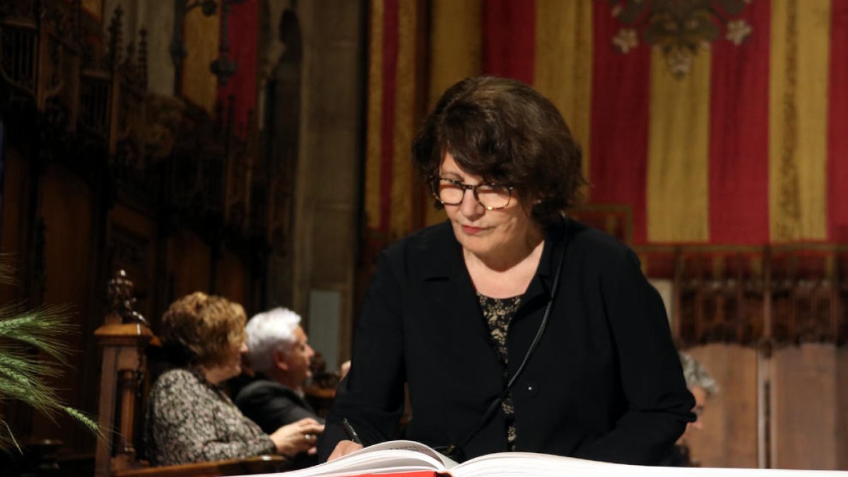 La escritora leridana Imma Monsó, al pregón de Sant Jordi: “estaría muy bien tener más vidas y la literatura es una manera de conseguirlo”