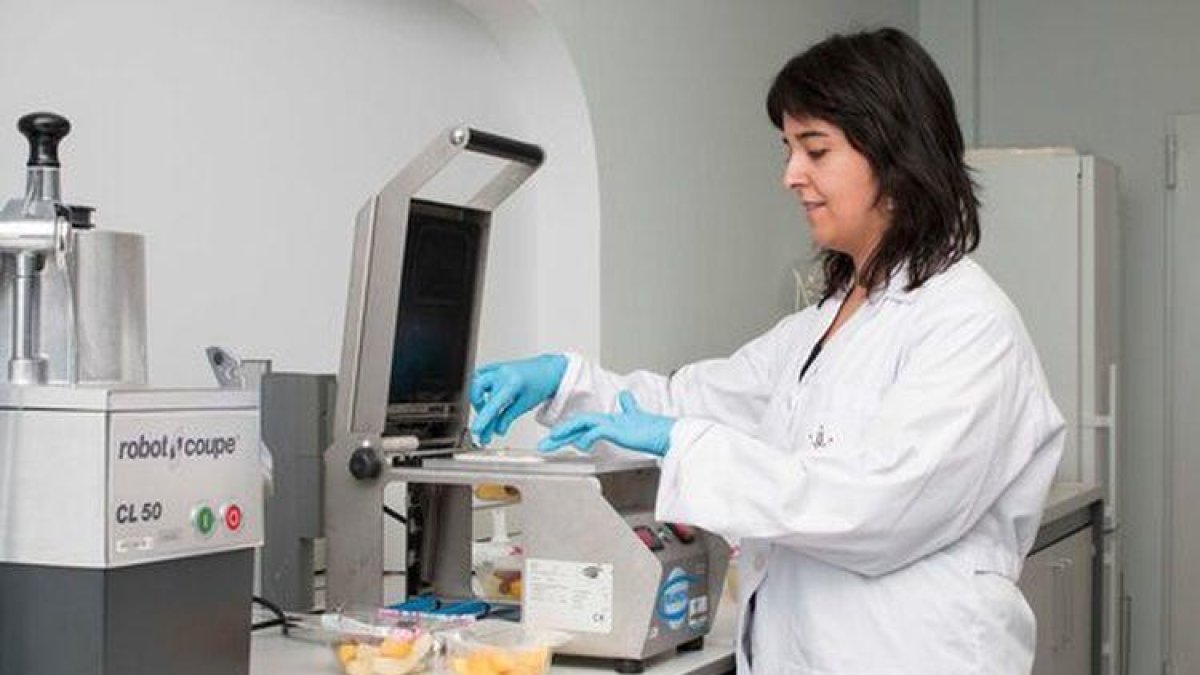 Una investigadora de Agrotecnio.