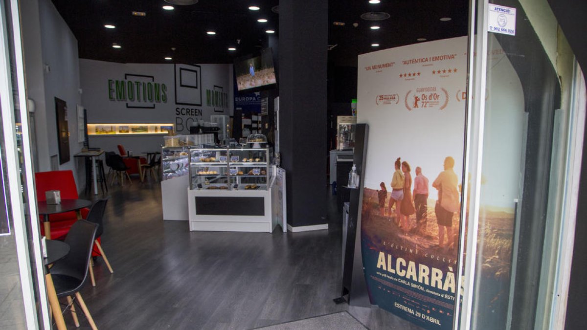 Cines preparats - Sales de cine lleidatanes com Screenbox Lleida ja han col·locat els cartells de promoció per a l’estrena d’Alcarràs. El film s’estrenarà el divendres 29 d’abril als cines de tot l’Estat i en alguns municipis de Lleid ...
