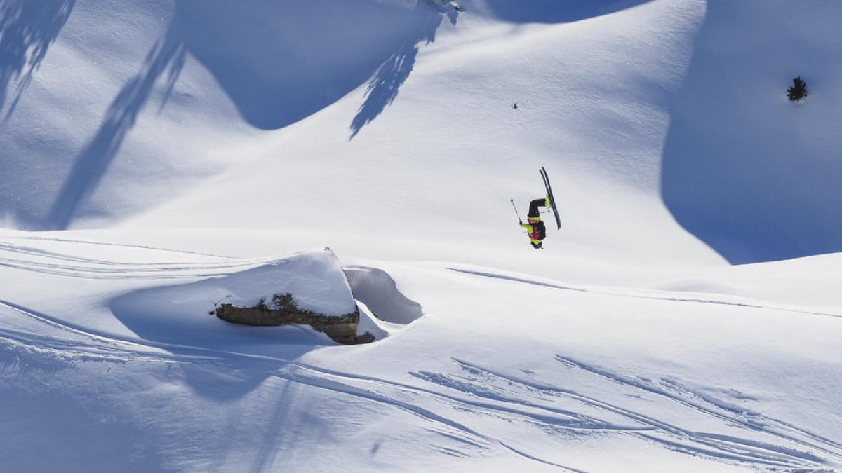 Los riders, tanto de esquí alpino como de snowboard, bajan por zonas vírgenes y puntúa tanto la dificultad del trazado como las piruetas.