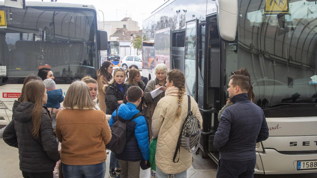 Refugiats empadronats a Tàrrega, a punt de sortir cap a Lleida a sol·licitar la protecció de la UE.