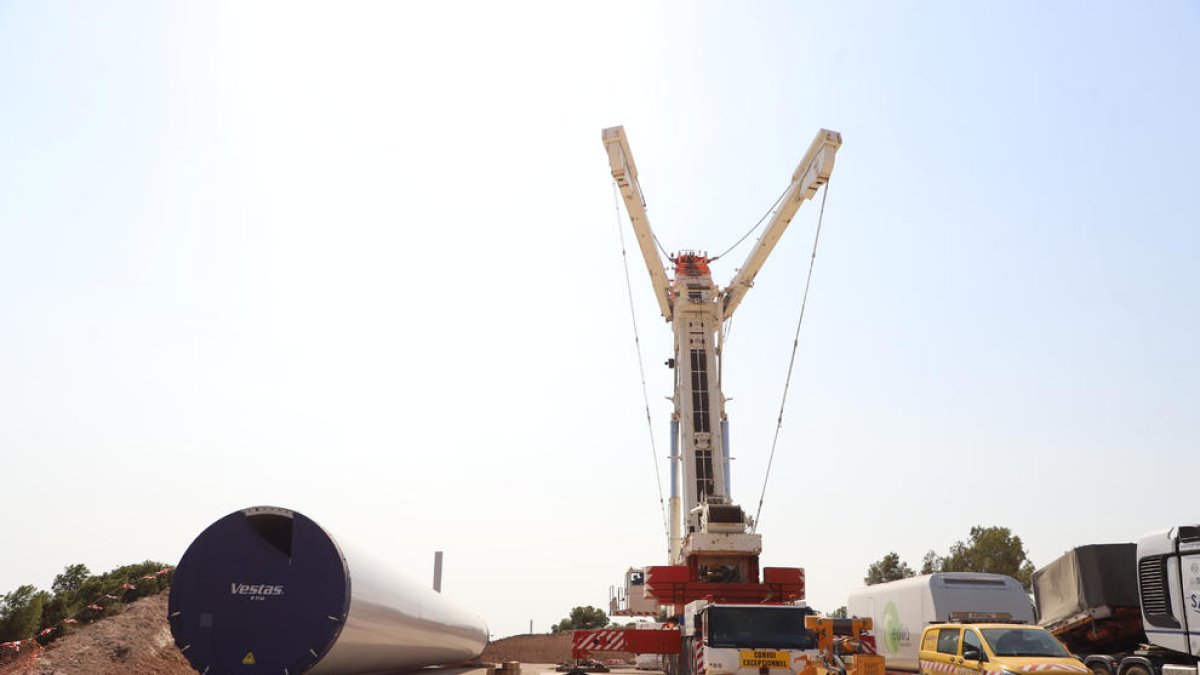 Aquesta setmana s’han reprès les obres per instal·lar els aerogeneradors.