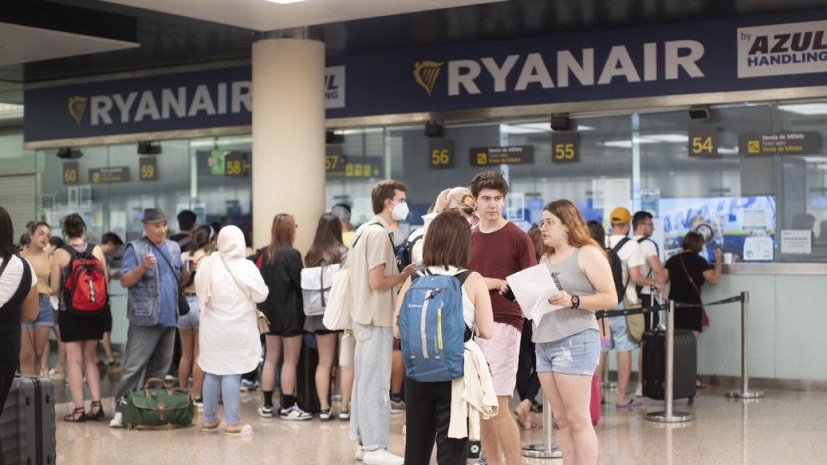Cancelados tres vuelos y retrasos en 99 en la sexta jornada de huelga en Ryanair