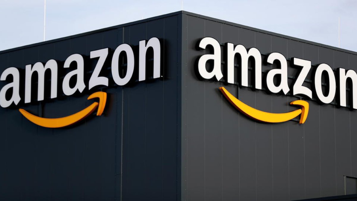 Amazon demanda a miles de grupos de Facebook por publicar reseñas falsas