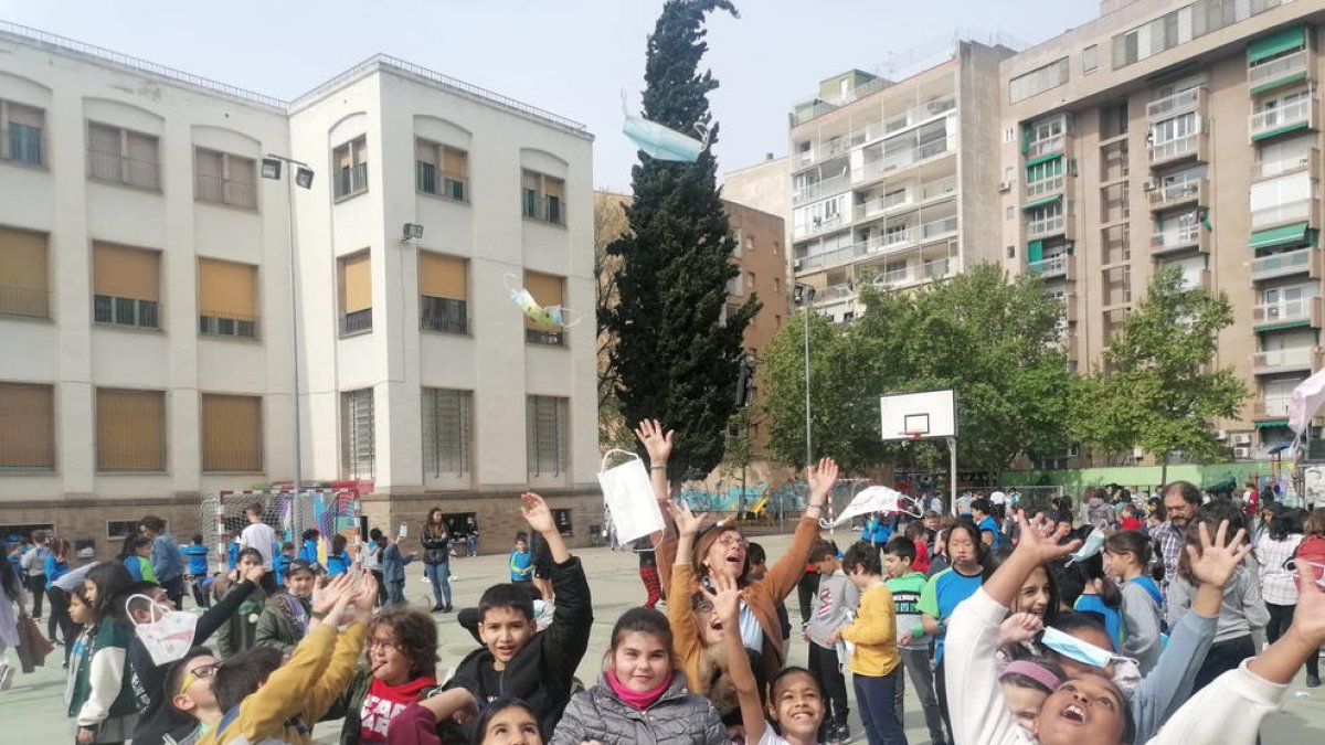Alumnes del col·legi Fedac mostrant ahir alegria al celebrar l’adeu a les mascaretes.