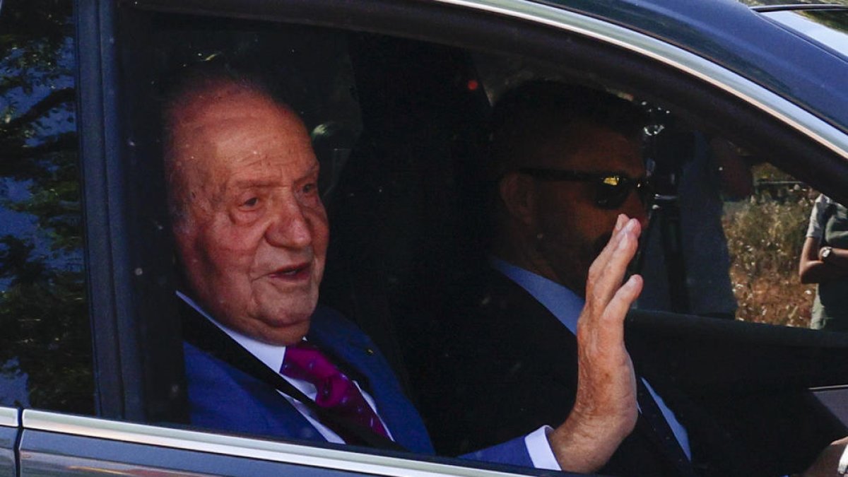 El rei emèrit Joan Carles I, ahir a l’arribar al Palau de la Zarzuela.