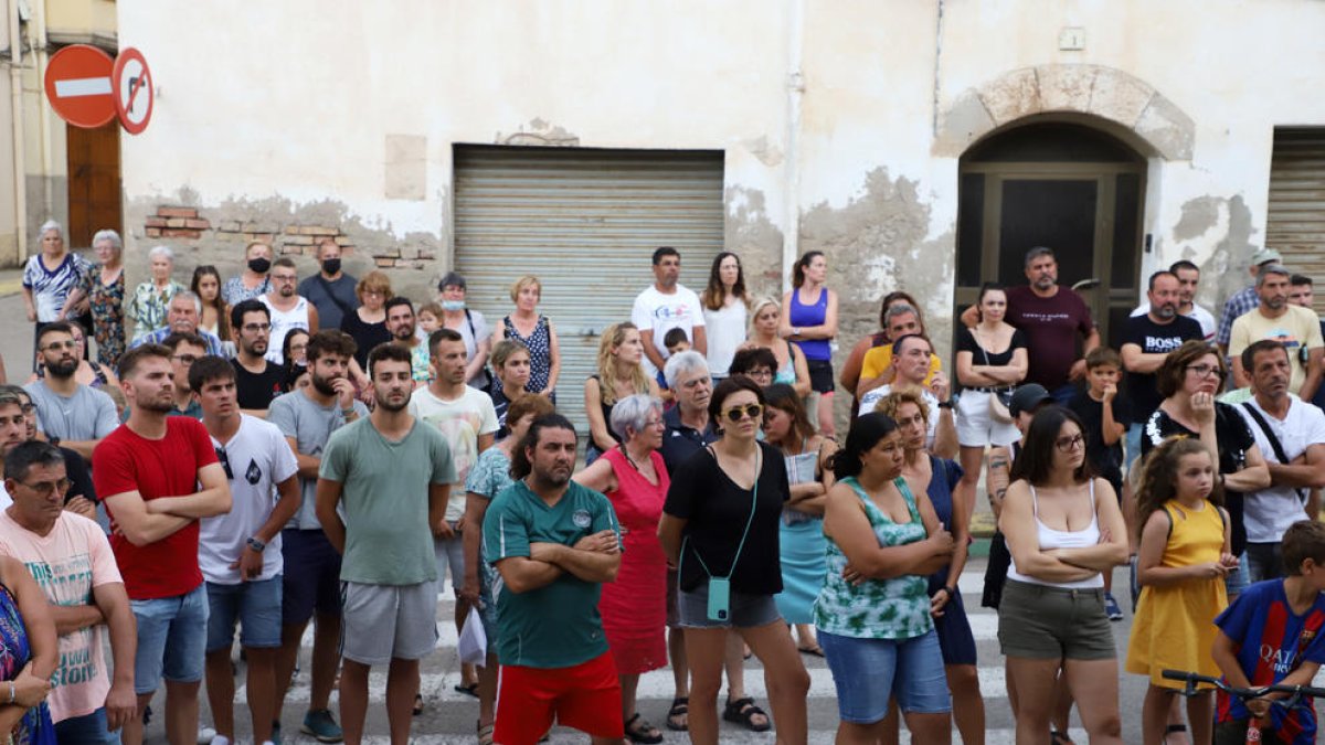 Vecinos de Alcoletge se concentraron ayer por la tarde ante el ayuntamiento para pedir más seguridad.