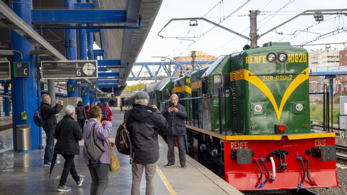 Los pasajeros fotografiándose con el tren antes de subir a los vagones.