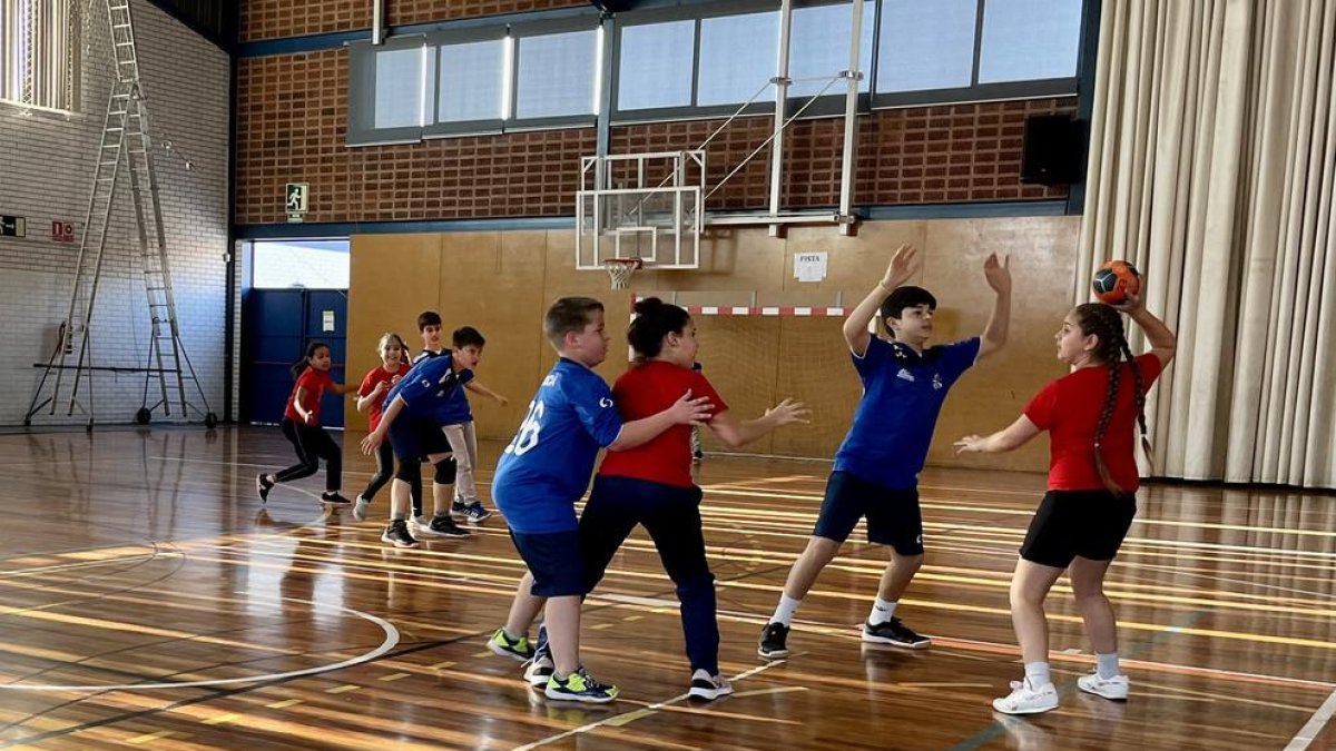 Uno de los partidos de minibalonmano que se jugaron ayer en la Copa Valors.